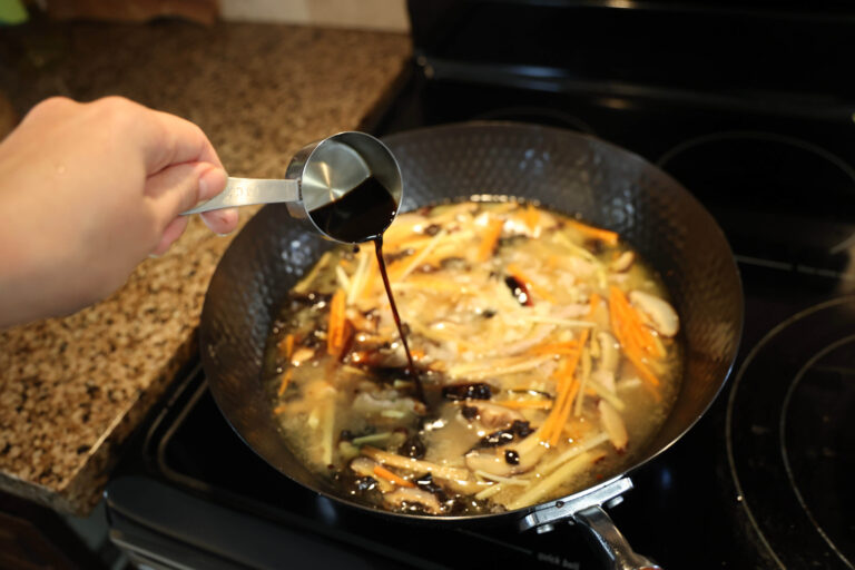 pour black vinegar into wok
