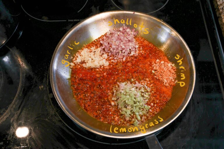 add aromatics to annatto oil